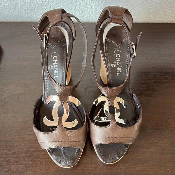 AUHTHENTIC Chanel Sandals - Picture 2 of 15